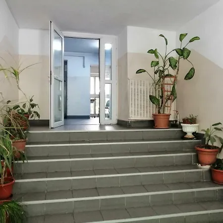 شقة Large Cozy Central Apartment, With A View بوخارست