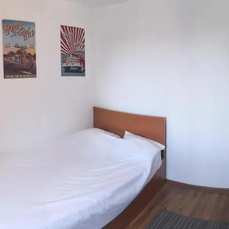 Large Cozy Central Apartment, With A View بوخارست